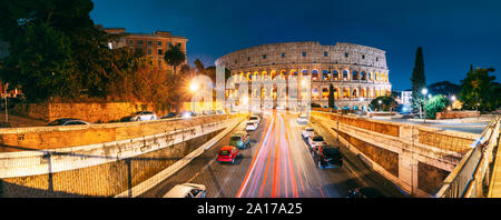 Rom, Italien. Kolosseum Auch als Flavischen Amphitheater bekannt. Der Straßenverkehr in Rom in der Nähe von berühmten Sehenswürdigkeiten in Abend Zeit. Berühmte Sehenswürdigkeiten UNESCO Stockfoto