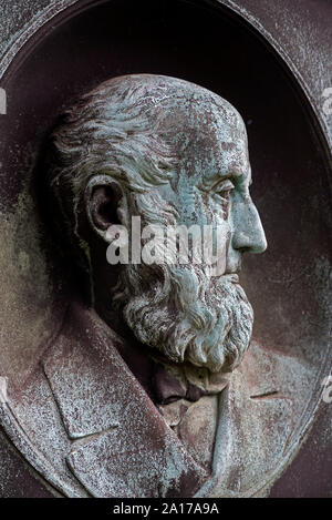 Detail der Bronzekopf eines viktorianischen Gentleman auf einem Grabstein in Grange Friedhof, Edinburgh, Schottland, Großbritannien. Stockfoto