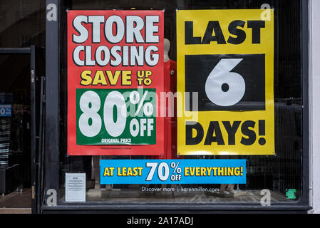 "Schließung" und "Letzten 6 Zeichen Tage" im Fenster der Karen Millen Store auf der George Street, Edinburgh, Schottland, Großbritannien. Stockfoto