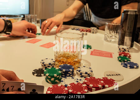 Poker, Jungen Nacht heraus Stockfoto
