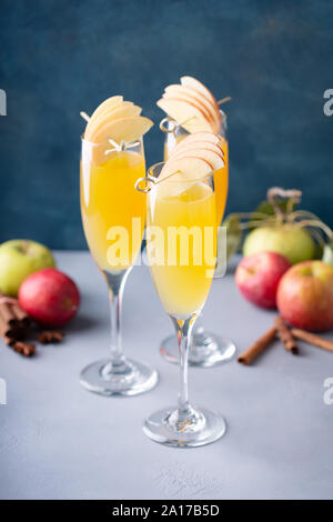 Apple mimosa Cocktail in hohen Flöte Gläser, Getränke Stockfoto