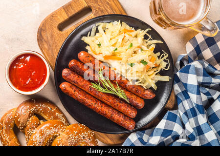 Wurst, Sauerkraut, Brezeln und Bier. Stockfoto