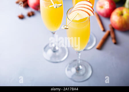 Apple mimosa Cocktail in hohen Flöte Gläser, Getränke Stockfoto