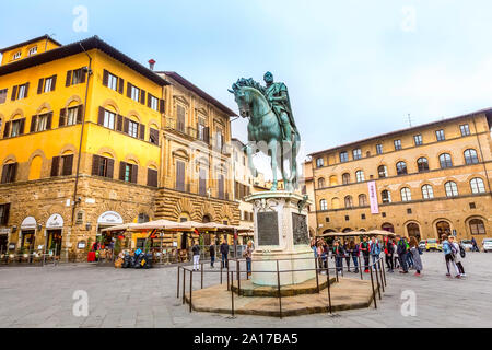 Florenz, Italien - 24. Oktober 2018: Bronze Statue von Cosimo Medici, sitzend auf einem Pferd, in einem Platz in der Nähe des Palazzo Vecchio und Menschen Stockfoto