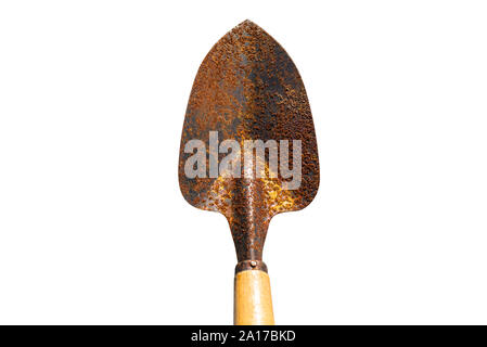 Eine alte, Rost bedeckt kleine Schaufel mit einem spitzen Ende, auf weißem Hintergrund mit einen Freistellungspfad isoliert. Stockfoto