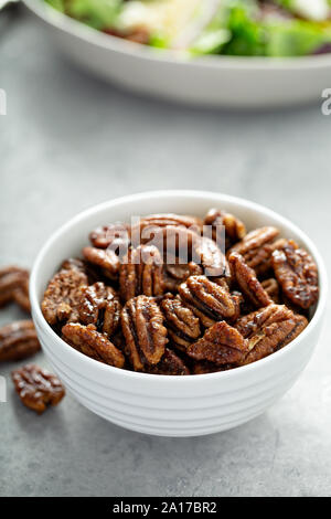 Karamellisierte oder kandierten Pecannüssen für Vorspeise oder Salat in Weiß Schüssel Stockfoto