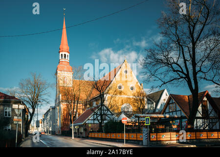 Pärnu, Estland - Dezember 13, 2017: Blick von der lutherischen Kirche St. Elisabeth in sonnigen Wintertag. Stockfoto