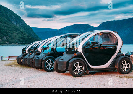 Eidfjord, Norwegen - 13. Juni, 2019: Viele Schwarze und Blaue Farben RENAULT Z.E. Autos geparkt in der Zeile. Die RENAULT Z.E. oder Zero Emission ist eine Linie, die von allen - Elek. Stockfoto