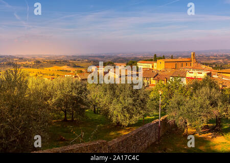 San Gimignano, Toskana, Italien Luftbild im typischen toskanischen mittelalterliche Stadt, beliebtes Reiseziel Stockfoto