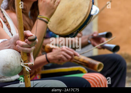 Brasilianisches Musikinstrument namens Berimbau und andere in der Regel während der Capoeira aus Afrika gebracht und durch die Slaves geändert werden Stockfoto