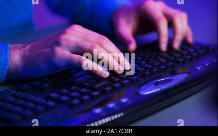 Die Gamer Hände auf einer Tastatur, aktiv das Drücken von Tasten Stockfoto