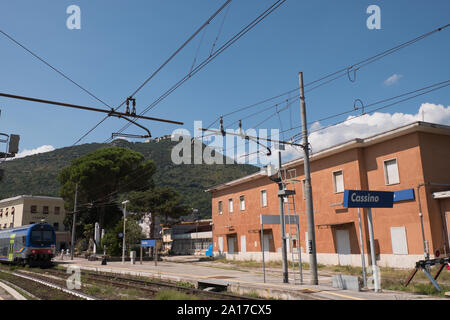 Regionale Zug am Bahnhof in Cassino Kloster Montecassino summerwith in der Ferne, Italien Stockfoto