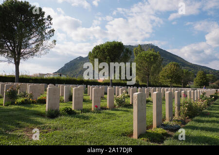 Gurkha Gräber auf dem Commonwealth Soldatenfriedhof in der Stadt Cassino im Sommer, Italien Stockfoto