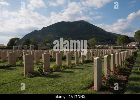 Kriegsgräber in den Commonwealth Friedhof in der Stadt Cassinowith Montecassino in der Ferne, Italien Stockfoto