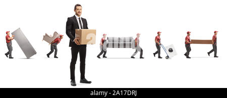 Mann im Anzug mit einem Karton und Arbeiter von einer Umzugsfirma, die Haushaltsgeräte und Möbel auf weißem Hintergrund Stockfoto
