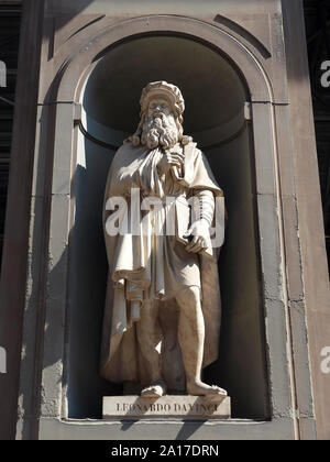 Statue von Leonardo da Vinci, Galleria degli Uffizien, Uffizien, Florenz, Firenze, Toskana, Italien, Europa Stockfoto