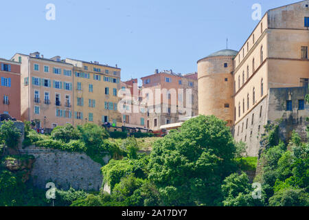 Gelb und Orange Häuser von Bastia unter einem blauen Himmel Stockfoto