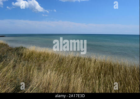 Die steilen Ufer des Meeres in der Steppe. Gras Landschaft in der Nähe der Marine in der Nähe Meer. Schöne Landschaft. Reisen Hintergrund. Stockfoto