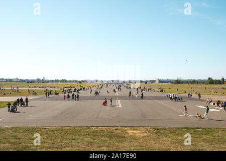 Berlin, Deutschland - September 2019: Viele Menschen im Freien am Flugplatz (Flughafen Tempelhof), ehemaliger City Airport in Berlin Stockfoto
