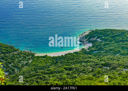 Versteckte Lubenice Beach in Insel Cres Kroatien mit kristallklarem, türkisfarbenem Wasser von oben Stockfoto