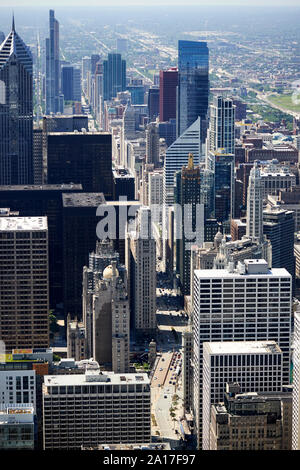 Blick nach unten entlang der Magnificent Mile North Michigan Avenue in der Innenstadt von Chicago Illinois Vereinigte Staaten von Amerika Stockfoto