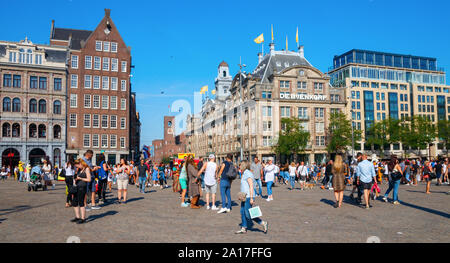 Shopping mall De Bijenkorf am Dam und der Damrak, überfüllt mit Touristen im Sommer. Amsterdam, Niederlande. Stockfoto