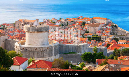 Häuser mit orangefarbenen Dächer der Altstadt von Dubrovnik umgeben von den mittelalterlichen Stadtmauern und den Turm Minceta an einem sonnigen Morgen. Im Hintergrund die Stockfoto