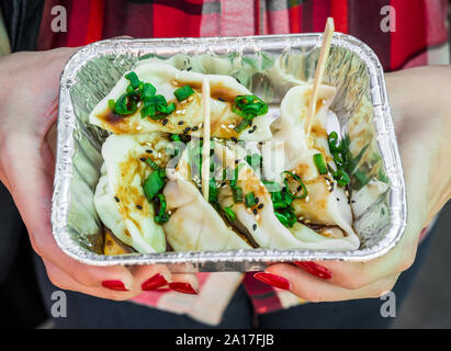 Gyoza-teigtaschen mit Fisch, Chinesisch und Japanisch heften, an einem Street Food Markt. Stockfoto