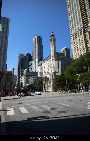 Suche entlang der North Michigan Avenue Magnificent Mile vom Water Tower Place Chicago Illinois Vereinigte Staaten von Amerika Stockfoto