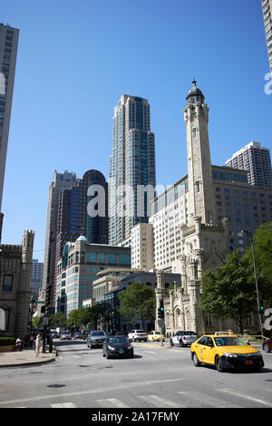 Suche entlang der North Michigan Avenue Magnificent Mile vom Water Tower Place Chicago Illinois Vereinigte Staaten von Amerika Stockfoto