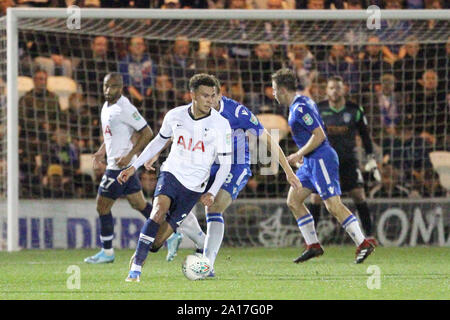 Colchester, Großbritannien. 24 Sep, 2019. Dele Alli von Tottenham Hotspur läuft mit dem Ball im Carabao Cup dritten Runde zwischen Colchester United und Tottenham Hotspur bei Weston Wohnungen Gemeinschaft Stadium am 24. September 2019 in Colchester, England. (Foto von Mick Kearns/phcimages.com) Credit: PHC Images/Alamy leben Nachrichten Stockfoto