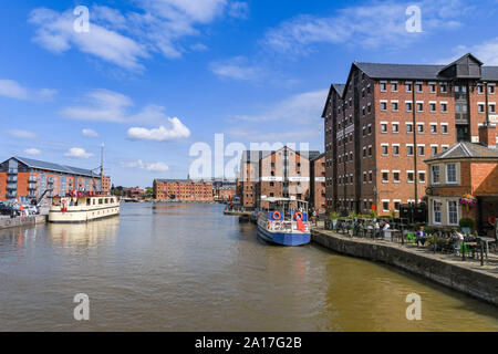 GLOUCESTER QUAYS, ENGLAND - September 2019: Boote neben neuen Ferienwohnungen in der regenerierte ehemaligen Docks in Gloucester Quays vertäut. Stockfoto