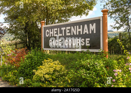 CHELTENHAM, ENGLAND - September 2019: Melden Sie sich auf der Plattform von Cheltenham Racecourse Station auf der Gloucestershire und Warwickshire Steam Railway. Stockfoto