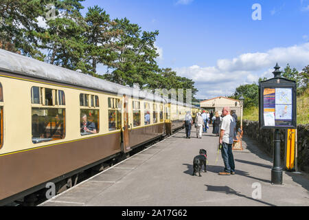 Cheltenham, ENGLAND - SEPTEMBER 2019: Menschen auf dem Bahnsteig der Rennbahn Cheltenham auf der Dampfeisenbahn Gloucestershire und Warwickshire. Stockfoto