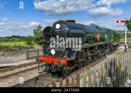 Cheltenham, ENGLAND - SEPTEMBER 2019: Die Dampflok Peninsular und Oriental, die sich dem Bahnhof Cheltenham Racecourse nähern Stockfoto