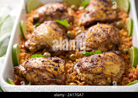 Arroz con Pollo, gebratenes Huhn mit Reis in einer Auflaufform Stockfoto
