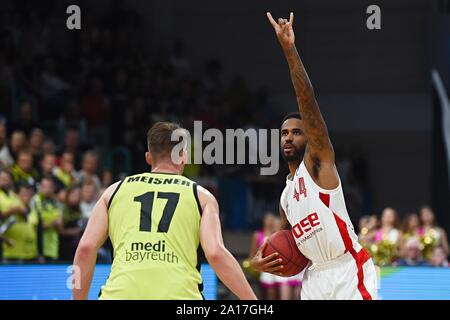 24. September 2019, Bayern: Basketball: Bundesliga, medi Bayreuth - Brose Bamberg, Hauptrunde, 1. Spieltag: Bambergs Bryce Taylor (r) gibt Anweisungen an Lukas Meisner vor Bayreuth. Foto: Nicolas Armer/dpa Stockfoto