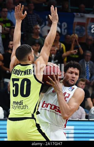 24. September 2019, Bayern: Basketball: Bundesliga, medi Bayreuth - Brose Bamberg, Hauptrunde, 1. Spieltag: Bambergs Michael Carrera (r) und von Bayreuth Joanic Grüttner Bacoul Kampf um den Ball. Foto: Nicolas Armer/dpa Stockfoto