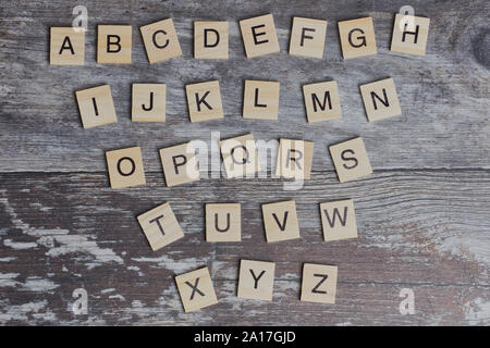 Holz- buchstaben Alphabet auf hölzernen Hintergrund gelegt Stockfoto