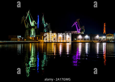 Bunt beleuchteten Schiff Kräne im Hafen Hafen von Pula in Kroatien Stockfoto