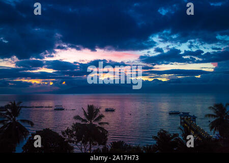 Sehr spektakulärer Sonnenaufgang über Samal Island bei Davao auf Mindanao auf den Philippinen Stockfoto