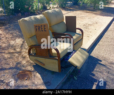 Zwei lazyboy rockigen Chaises Longues links außen auf dem Bordstein kostenlos angeboten, um Passanten in Tucson AZ Stockfoto