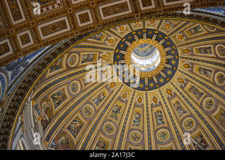 Dome in der Basilika St. Pietro Stockfoto