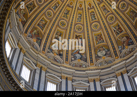 Dome in der Basilika St. Pietro Stockfoto