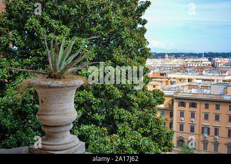 Schöne Luftaufnahme auf der St. Peter's Basilica (berühmten römischen Sehenswürdigkeiten) und alten klassischen Gebäuden der Vatikan auf dem Hintergrund von Wolken. Sc Stockfoto