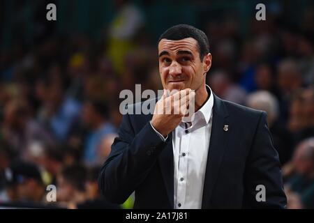 24. September 2019, Bayern: Basketball: Bundesliga, medi Bayreuth - Brose Bamberg, Hauptrunde, 1. Spieltag: Bambergs Trainer Roel Mauren auf die Kante vom Feld gestikulierte. Foto: Nicolas Armer/dpa Stockfoto