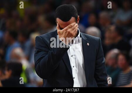 24. September 2019, Bayern: Basketball: Bundesliga, medi Bayreuth - Brose Bamberg, Hauptrunde, 1. Spieltag: Bambergs Trainer Roel Mauren auf die Kante vom Feld gestikulierte. Foto: Nicolas Armer/dpa Stockfoto