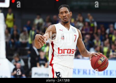 24. September 2019, Bayern: Basketball: Bundesliga, medi Bayreuth - Brose Bamberg, Hauptrunde, 1. Spieltag: Bambergs Kameron Taylor spielt den Ball. Foto: Nicolas Armer/dpa Stockfoto