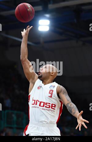 24. September 2019, Bayern: Basketball: Bundesliga, medi Bayreuth - Brose Bamberg, Hauptrunde, 1. Spieltag: Bambergs Maurice Stuckey spielt den Ball. Foto: Nicolas Armer/dpa Stockfoto