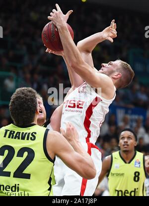 24. September 2019, Bayern: Basketball: Bundesliga, medi Bayreuth - Brose Bamberg, Hauptrunde, 1. Spieltag: Bambergs Christian Sengfelder (M) kämpft mit Bayreuths Reid Travis (l) und James Woodward (r) um den Ball. Foto: Nicolas Armer/dpa Stockfoto